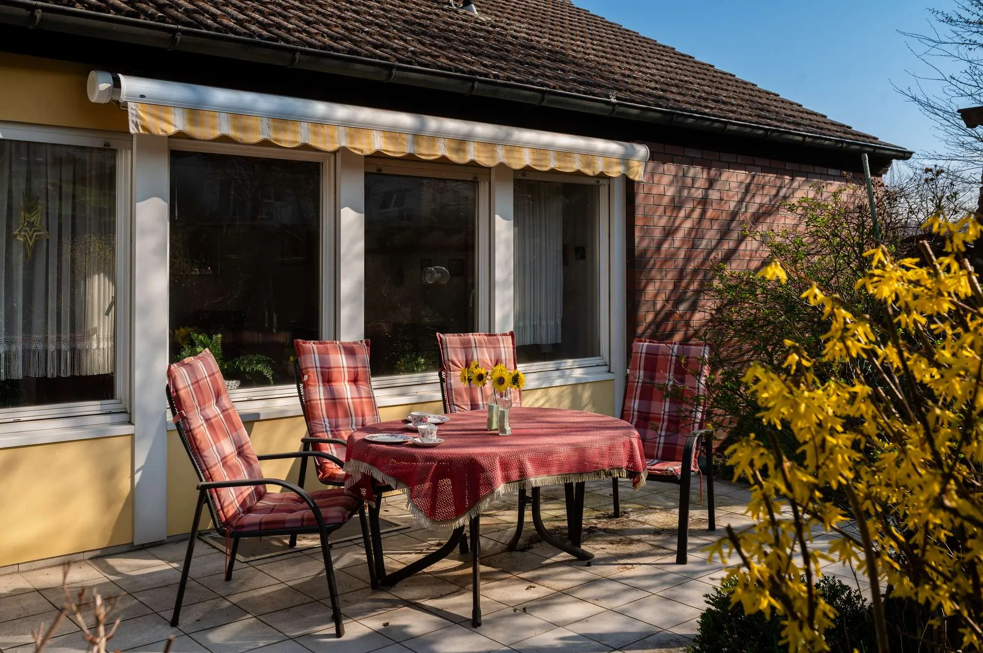 Einfamilienhaus in Deizisau – Terrasse mit Blick in den großen Garten