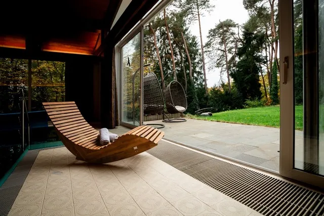 Liege im Poolbereich mit Blick in den grossen Garten