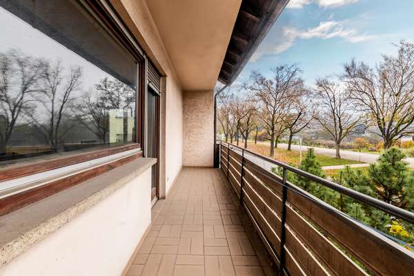 Balkon mit Blick auf Bäume