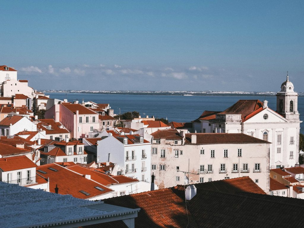 ein Blick auf eine Stadt mit einem Gewässer im Hintergrund