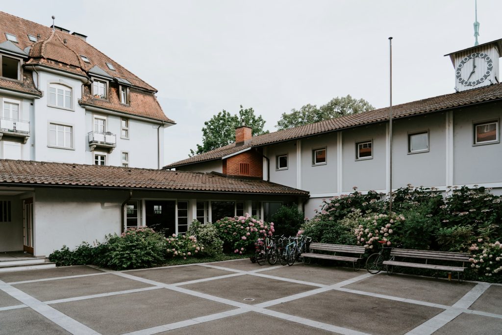 weiße und braune Betonhäuser